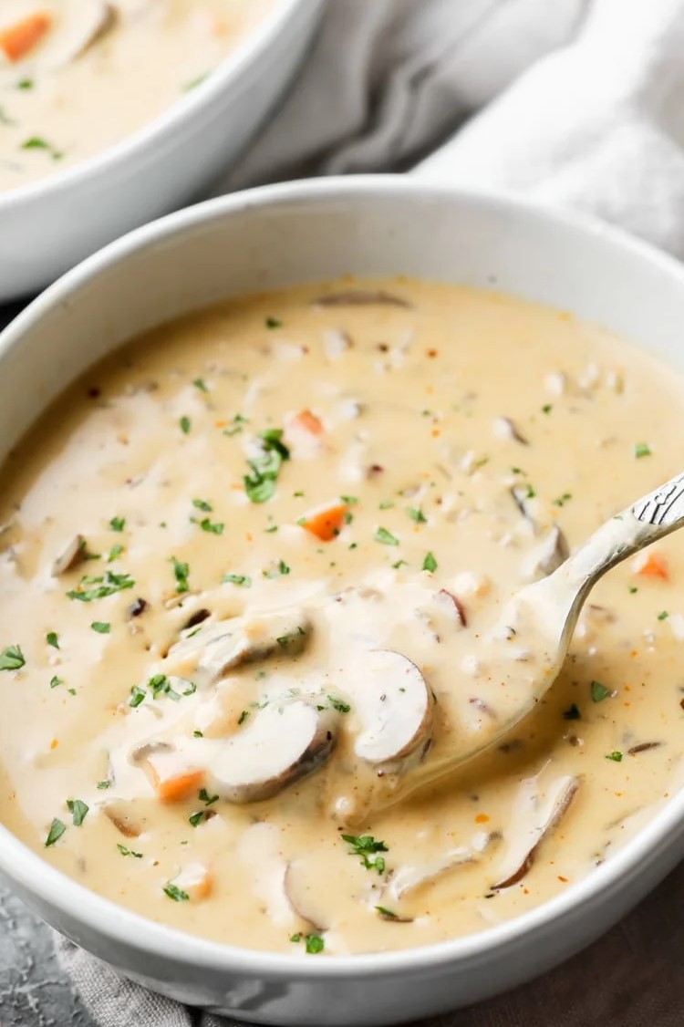 Zuppa di Funghi Vegana Cremosa – Facile e Deliziosa!