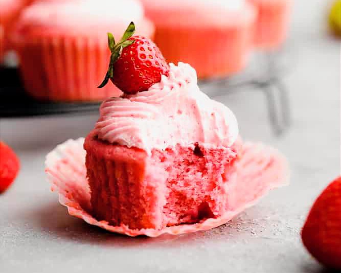Cupcake alle Fragole Vegani: La Ricetta Rosa che Sta Incantando l'Italia 18 Cupcake alle Fragole Vegani